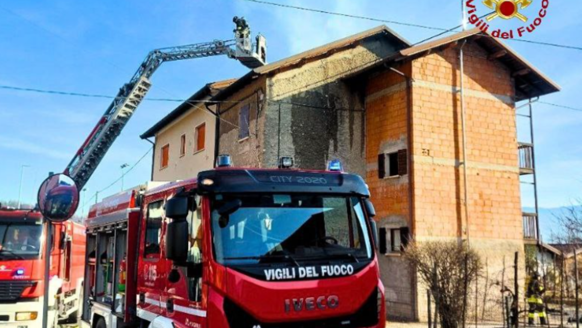 Scoppia un incendio in un’abitazione: fiamme dal tetto, intervento durato oltre 4 ore - L'intervento dei Vigili del fuoco
