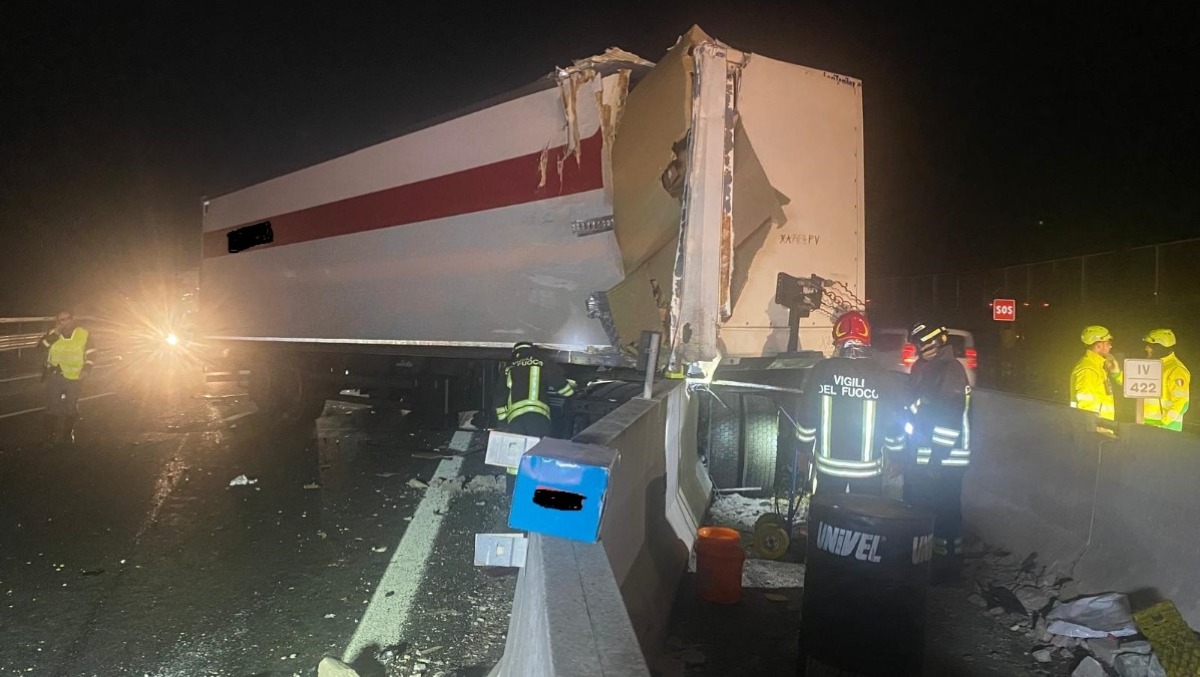 Camion sbanda sull'A4 e finisce contro le barriere centrali: due feriti e traffico rallentato - 