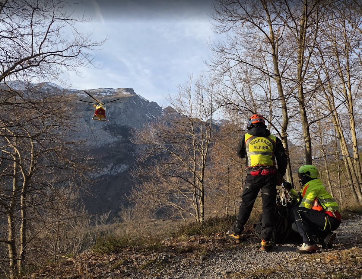 Pietra si stacca dal versante e lo colpisce alla testa: elitrasportato in ospedale | VIDEO - Le immagini dei soccorsi