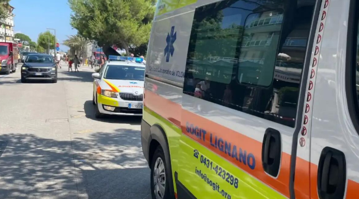 Lignano, colpito da un arresto cardiaco in strada: si accascia a terra davanti ai passanti - 