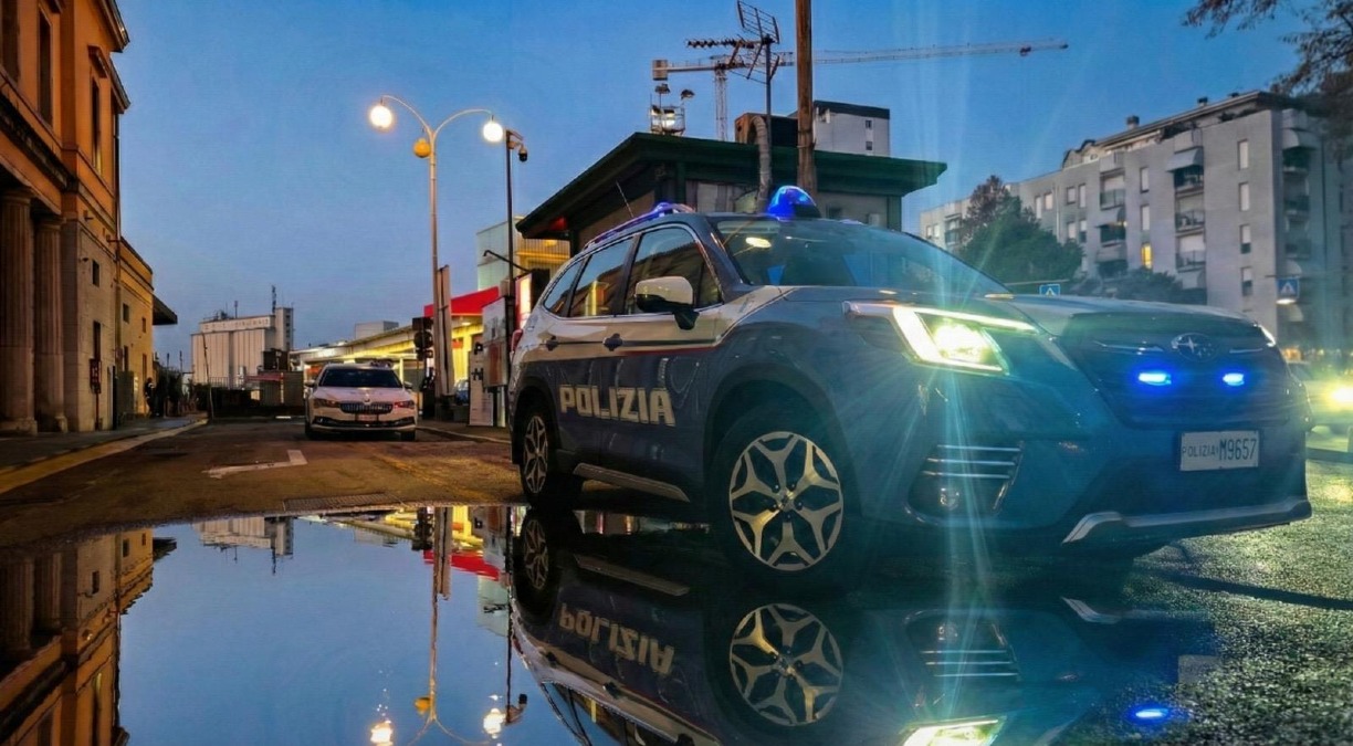 Aggredisce un minorenne col cavalletto della bici a Pordenone: arrestato 27enne