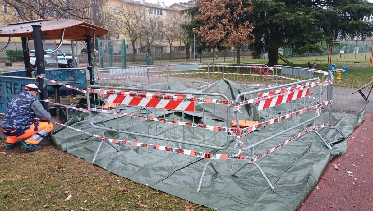 Rifiuti bruciati nel quartiere Aurora di Udine: area recintata e complessa bonifica in corso - 