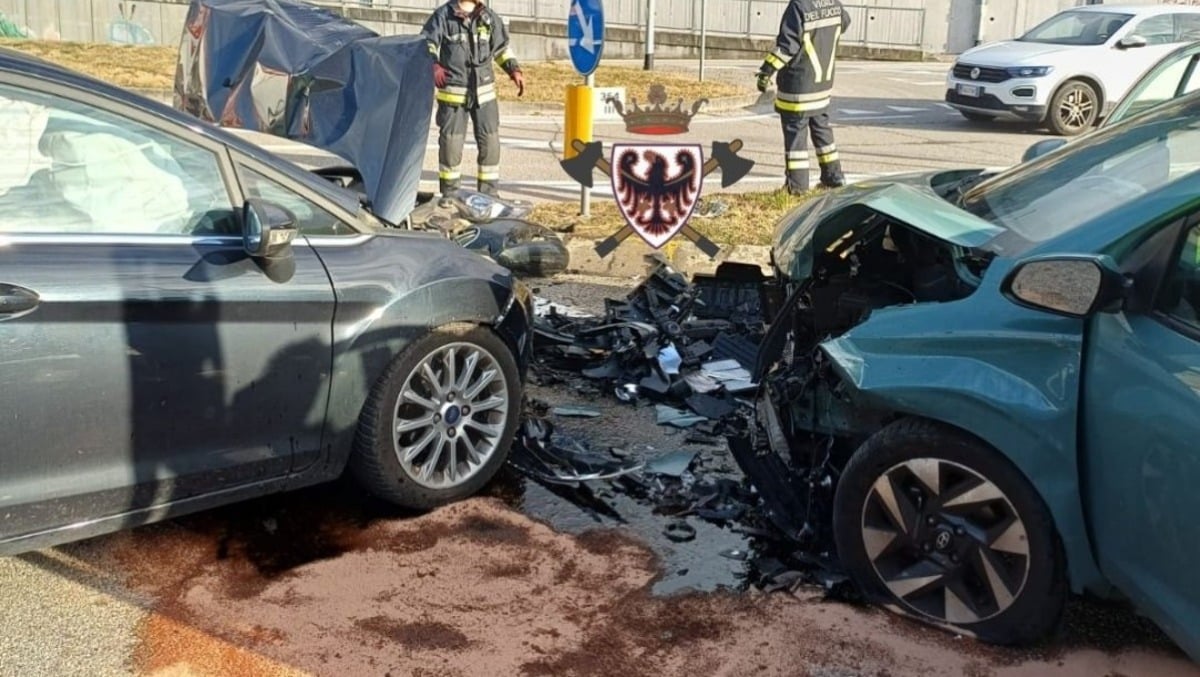 Tremendo frontale tra due auto: due feriti  - 