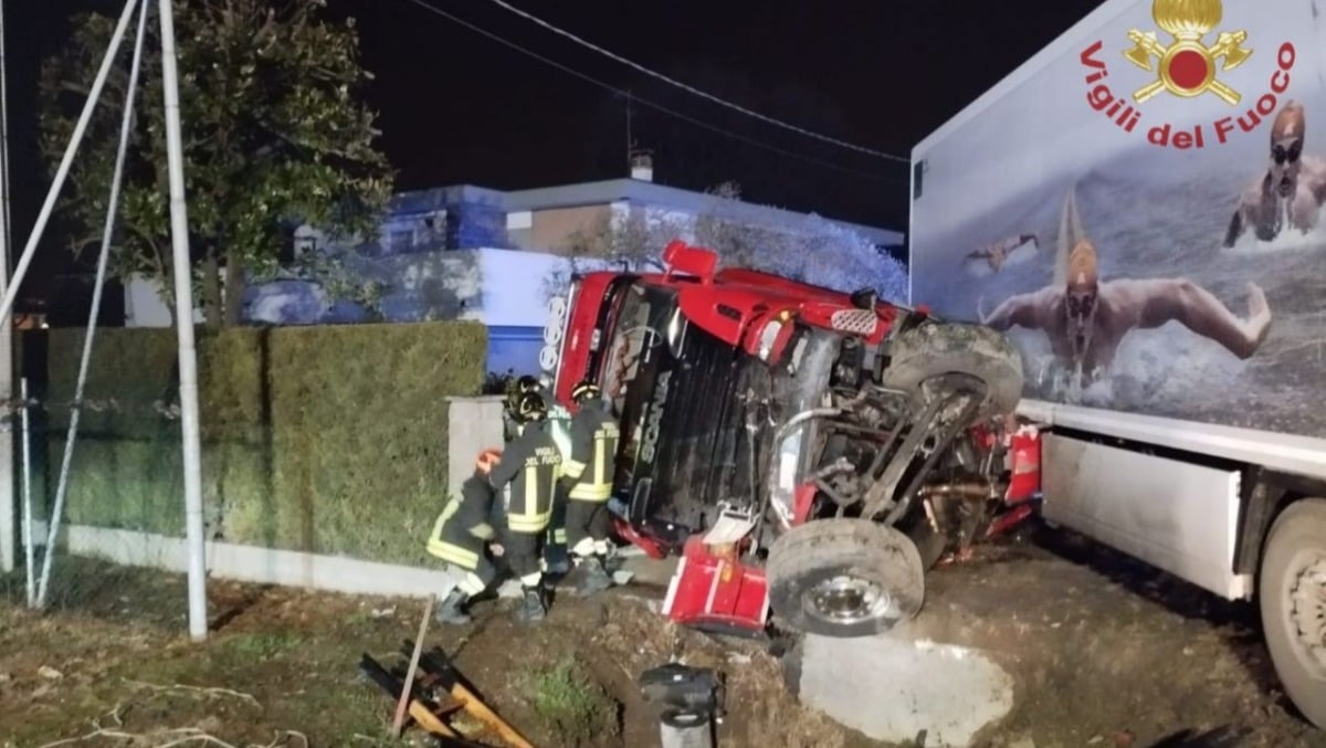 Autotreno si schianta contro la recinzione di una casa: impatto tremendo, ferito l'autista - 