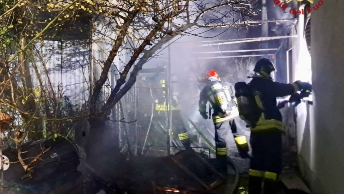 Fuoco in un garage, esplode una bombola di gas: vetri di due case in frantumi - 