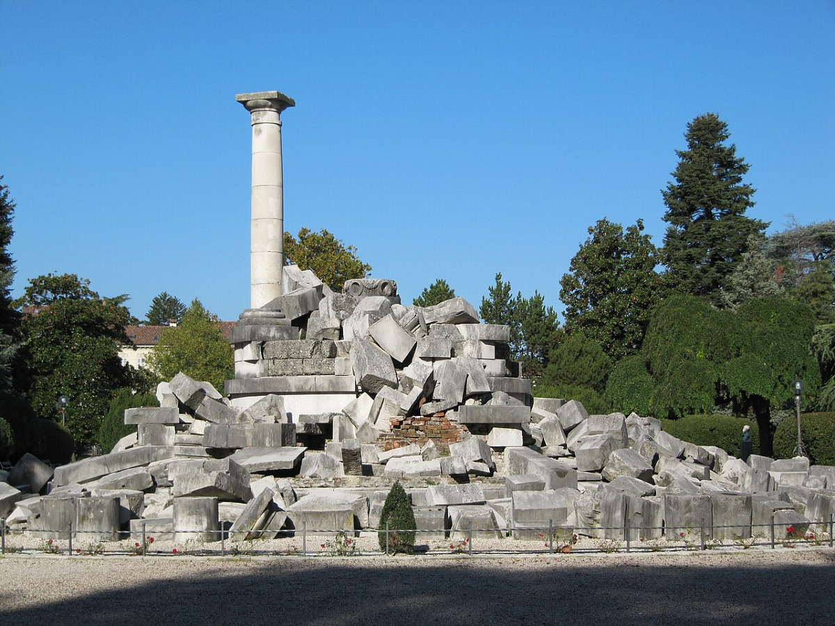 Le rovine che Gorizia ha scelto di non toccare: quel tempio distrutto dice tutto sul confine ferito - Foto: Limonadis/Wikipedia