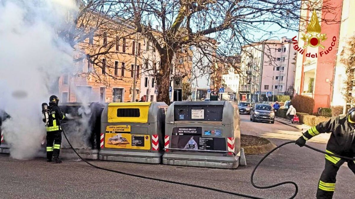 Cassonetto della carta divorato dal fuoco: traffico e passanti bloccati per precauzione - 