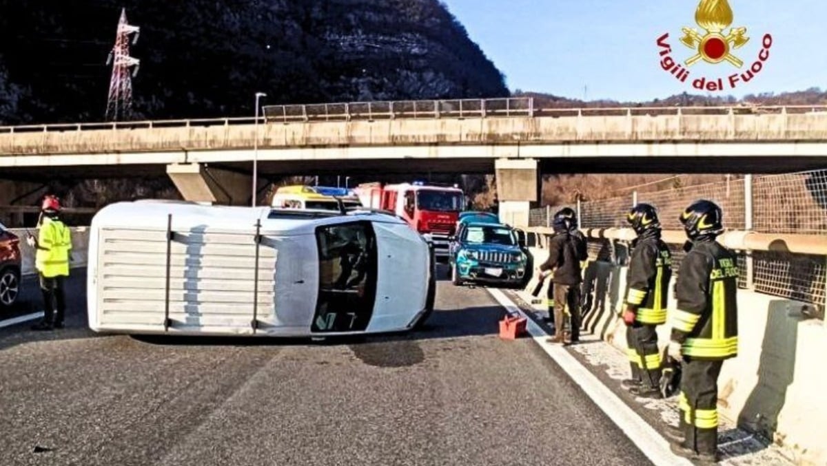 Scontro tra due auto sull'A27: un veicolo si ribalta, chiusura temporanea del tratto autostradale - 