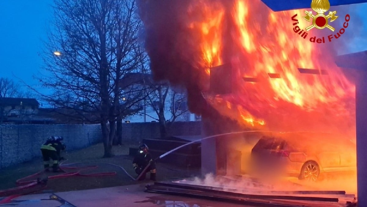 Fiamme alte dal garage: bruciano un'auto, una bici elettrica, le batterie e l'inverter del fotovoltaico - 