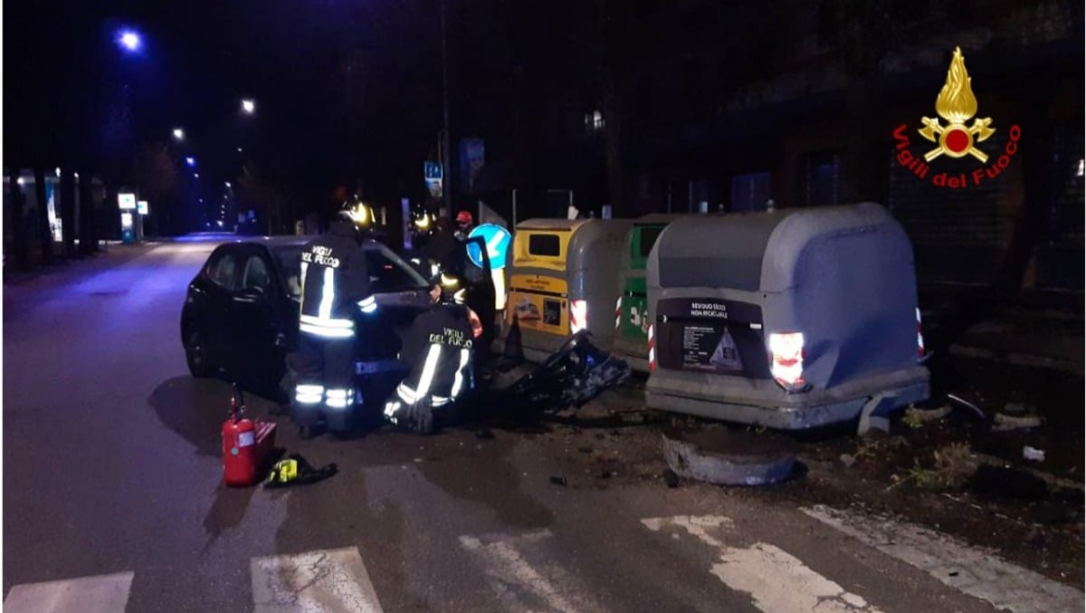 Incidente all'alba: auto finisce contro i cassonetti della raccolta differenziata - 