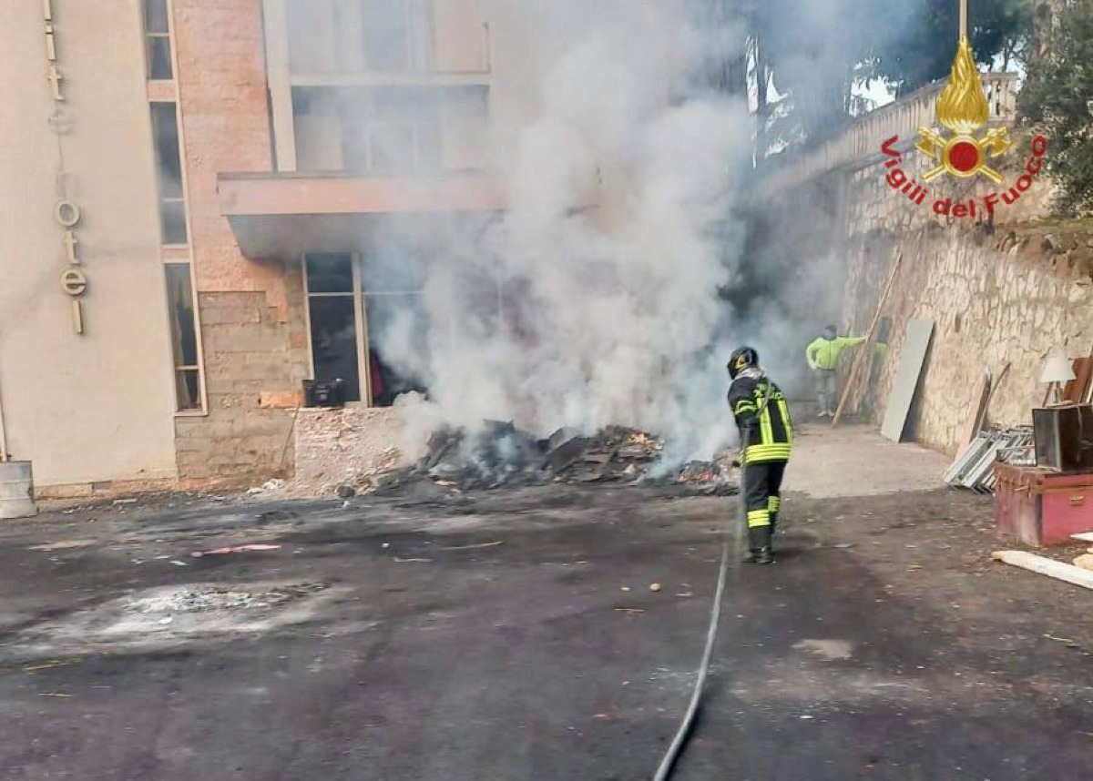 Incendio in cantiere: rifiuti a fuoco fuori da una villa in fase di demolizione - 
