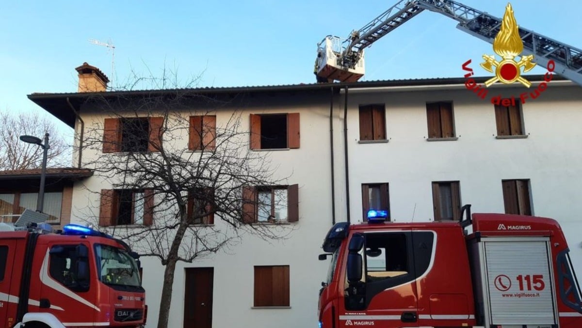 Incendio sul tetto: canna fumaria in fiamme, i Vigili del Fuoco salvano l’abitazione - 