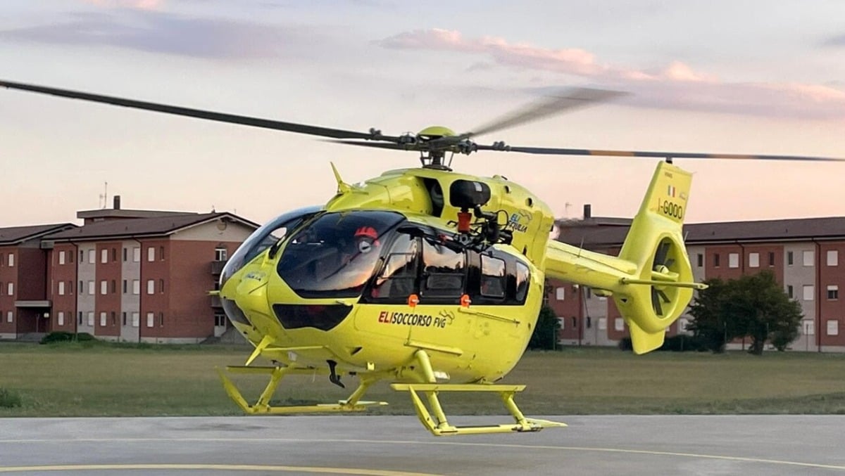 Sta potando un albero, la motosega ancora in azione gli colpisce una gamba: 58enne ferito - 
