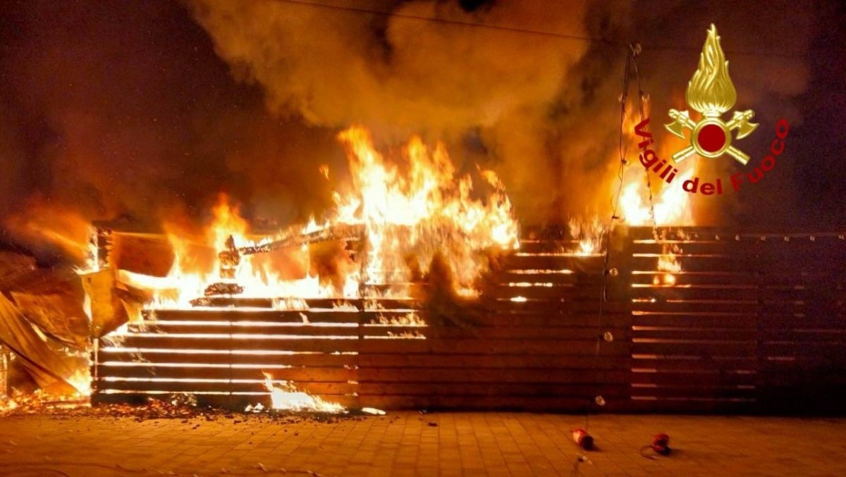 Paura nella notte: in fiamme l'area ristorazione di un club sportivo, una persona intossicata - 