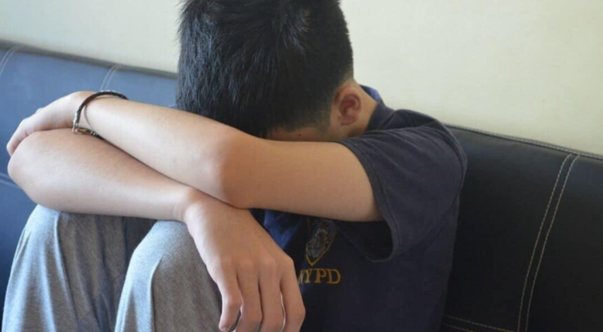 Picchiavano i figli con la scopa: quattro bimbi trovati denutriti e con bruciature sul corpo - 