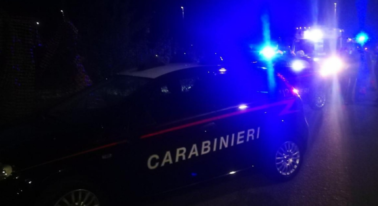 Rissa choc in pieno centro, 8 giovani indagati: «Trovati un coltello, droga, pistola e tre pugnali» - 