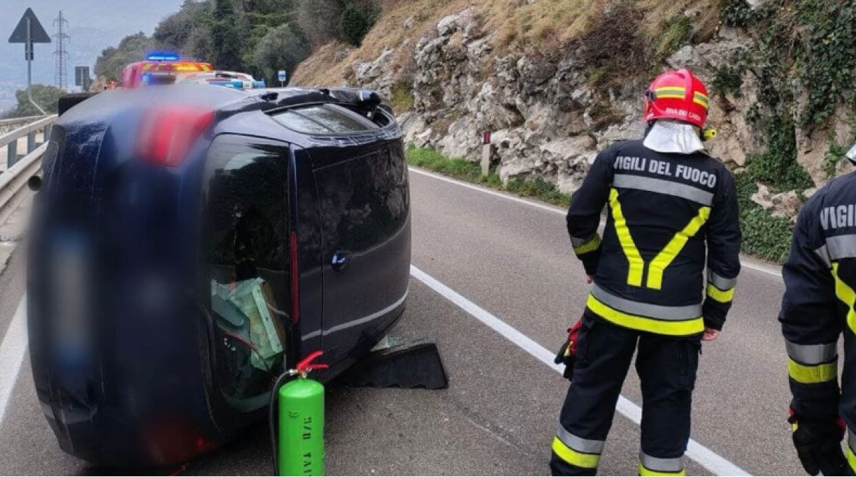 Perde il controllo dell’auto e si ribalta: ragazzo di 19 anni in codice rosso - Le immagini dell'incidente