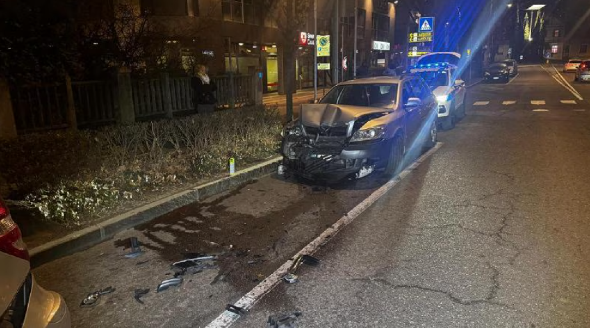 Si schianta contro un'auto parcheggiata: la paura dei residenti e passanti, poi la scoperta - Le immagini della Polizia municipale di Merano