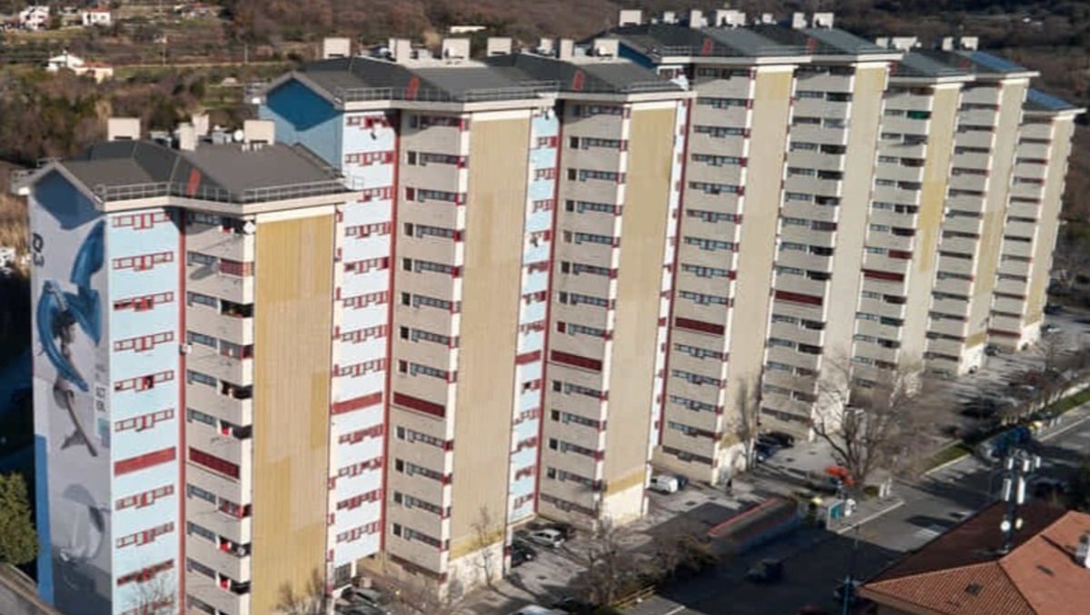 Ritrovamento shock alle "Case dei Puffi" di Trieste: 70enne morto nell'atrio - 