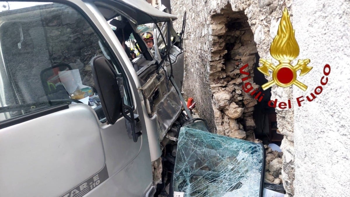 Furgone fuori controllo, esce di strada: violentissimo l'impatto contro un muro