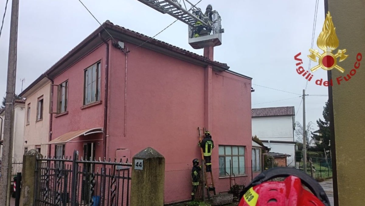 Va a fuoco la canna fumaria: decisivo l'intervento dei Vigili del fuoco - 