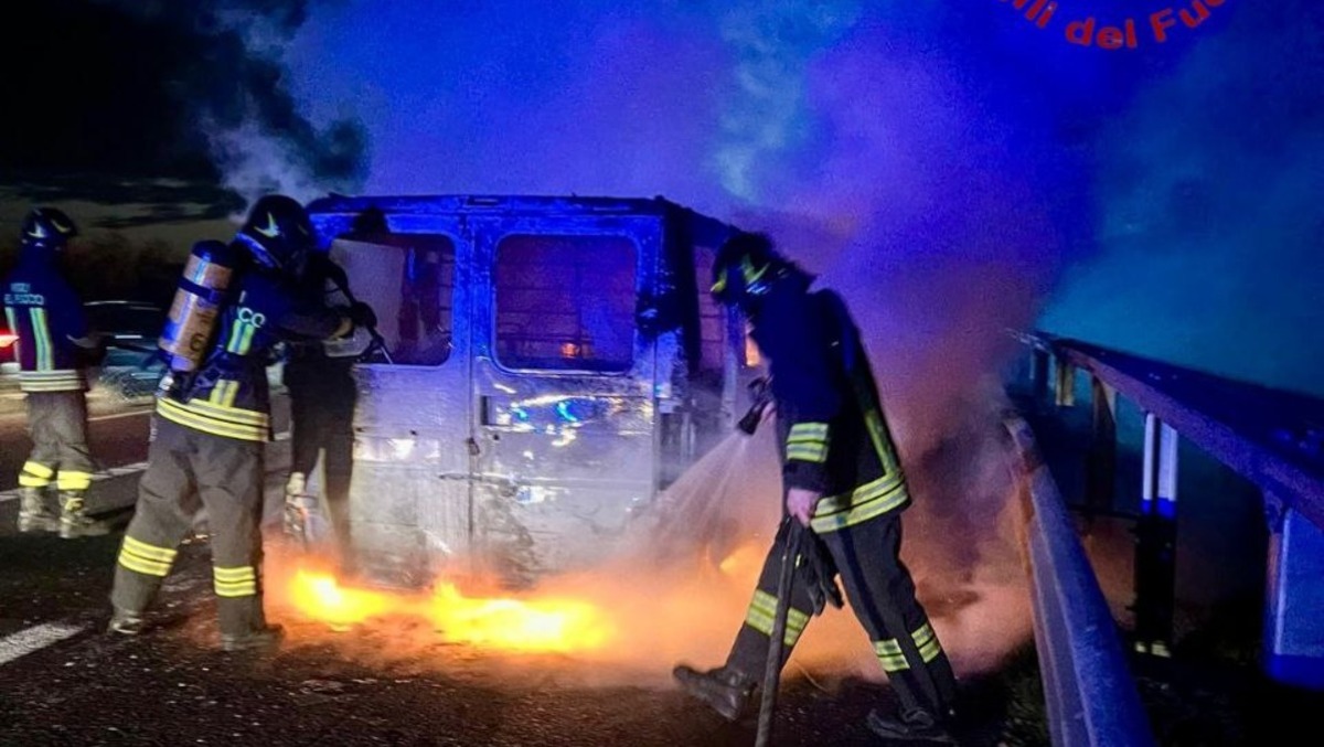 Furgone in fiamme sull'A4: quattro persone scendono appena in tempo - 