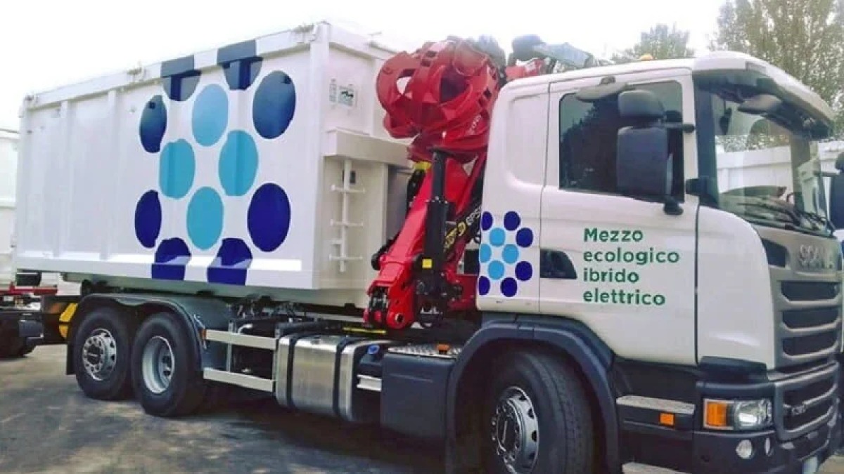 Tragedia sulla strada: donna muore investita da un veicolo per la raccolta dei rifiuti  - 