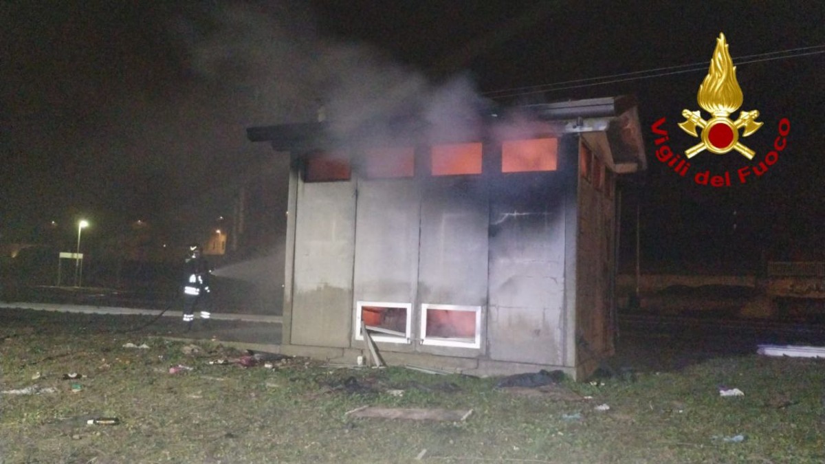 Incendio in stazione nella notte: deposito degli olii combustibili in fiamme - 