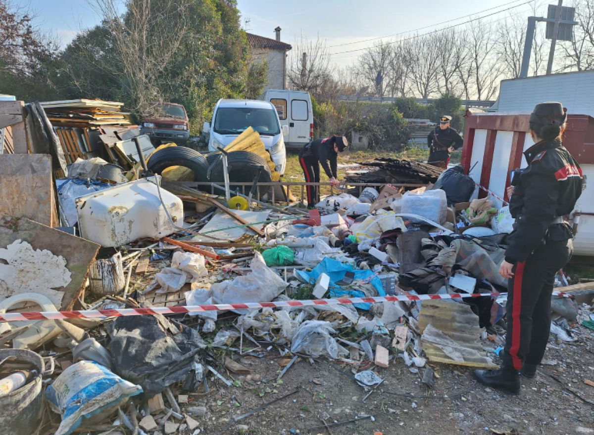 Plastica, bici e rifiuti pericolosi: la discarica abusiva dell’imprenditore edile | FOTO - Le immagini della discarica