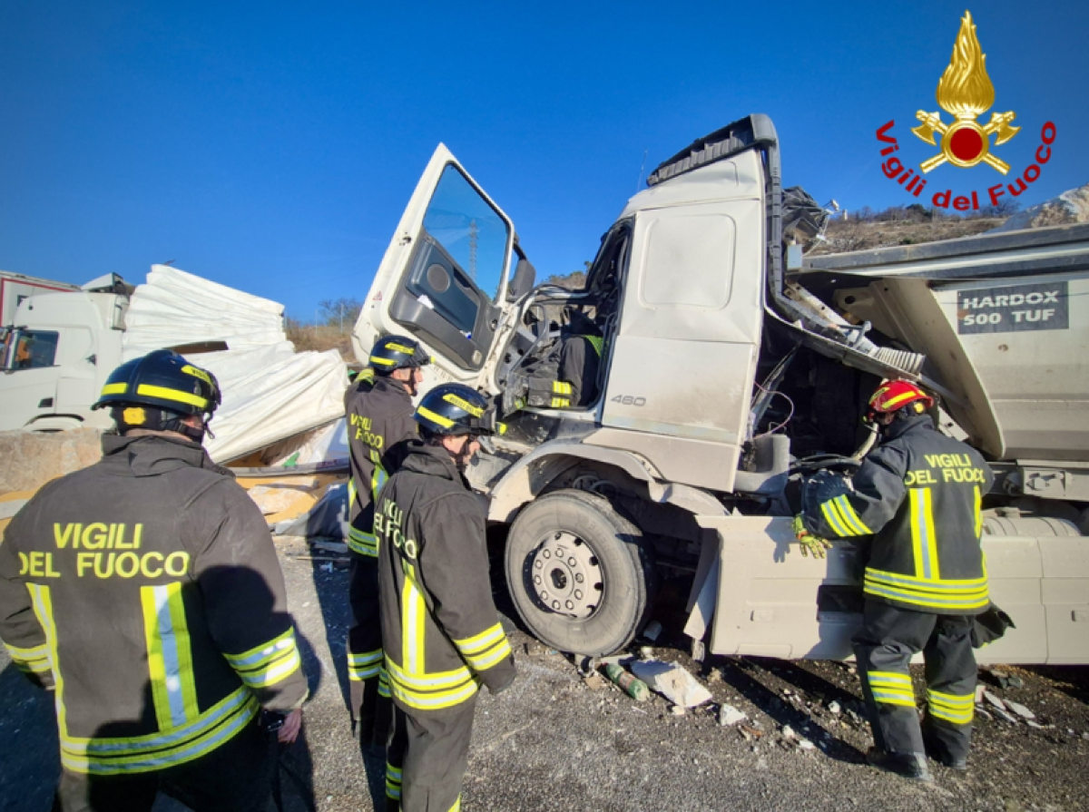 Maxi incidente sull’A4: sei mezzi pesanti coinvolti, due autisti in ospedale | VIDEO - Le immagini dell'incidente