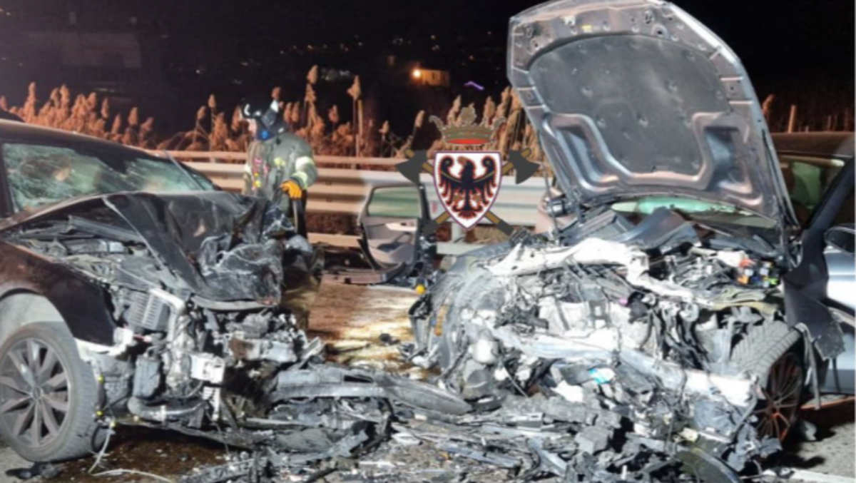 Spaventoso frontale tra due auto: una persona intrappolata tra le lamiere - Le immagini del tremendo frontale