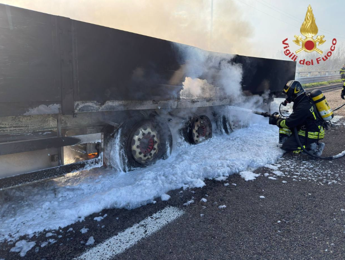 Scoppia un incendio sull’A4: rimorchio avvolto dalle fiamme | VIDEO - I soccorsi sull'A4