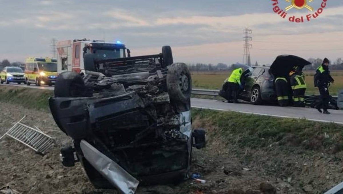 Tremendo scontro frontale: furgone finisce nel fossato, tre feriti - 