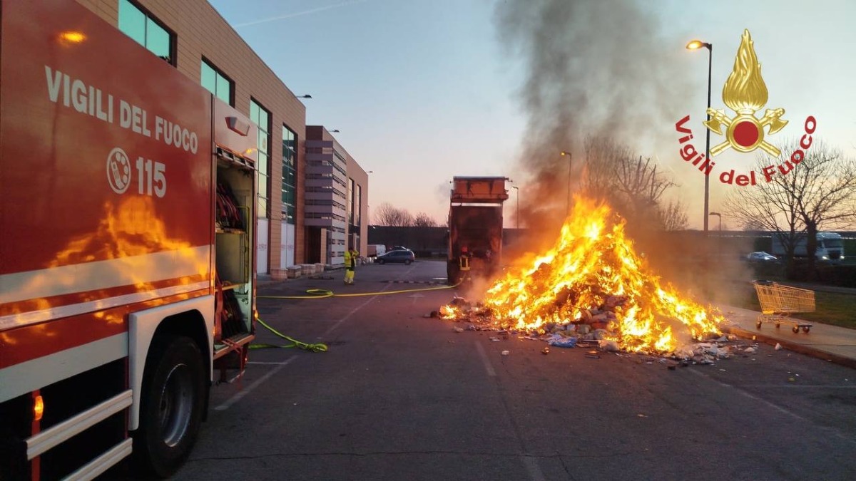Incendio nel cassone di un autocompattatore: montagna di rifiuti in fiamme - VIDEO - 