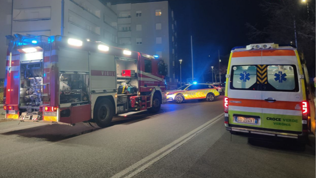 Fiamme e fumo nella palazzina, 40 residenti bloccati: «Due persone a terra prive di sensi» - Le immagini dei soccorsi sul posto