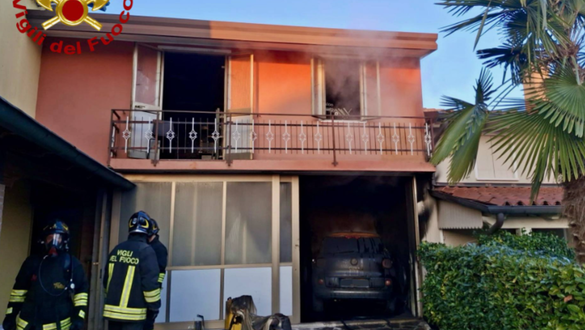 Paura in casa: l’auto parcheggiata nel garage prende fuoco all’improvviso - L'auto parcheggiata nel garage