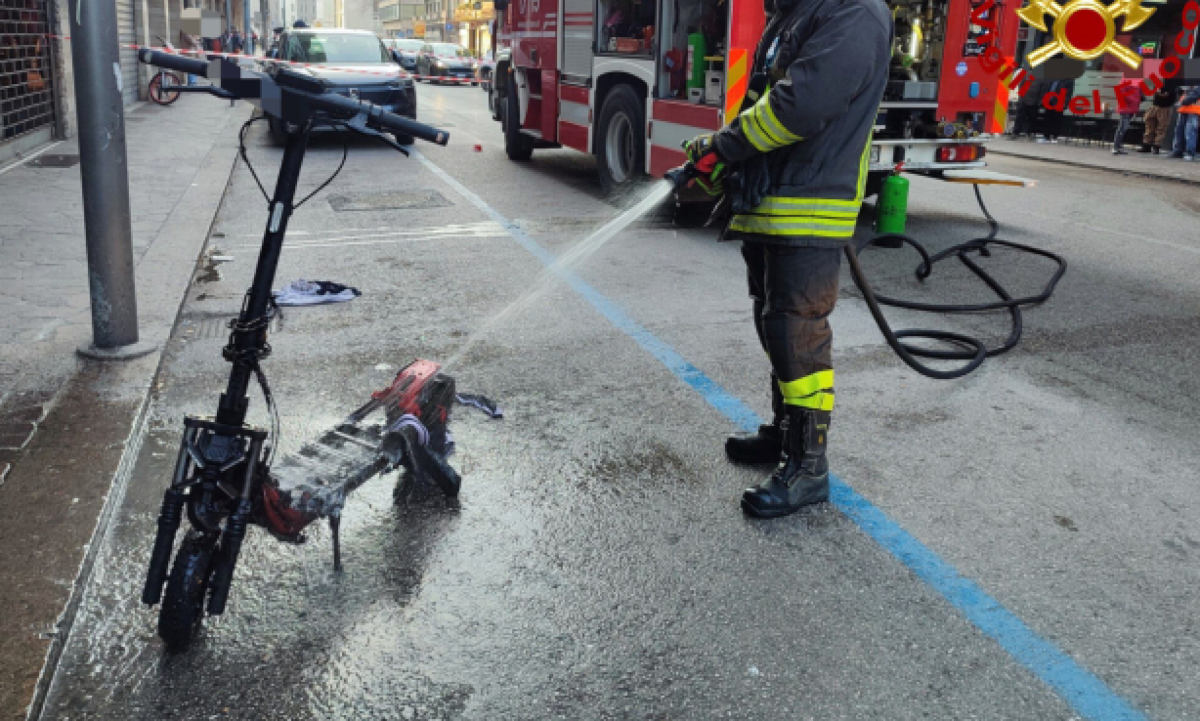 Fiamme dal monopattino elettrico: scoppia un incendio in casa | FOTO - Le immagini dei Vigili del fuoco