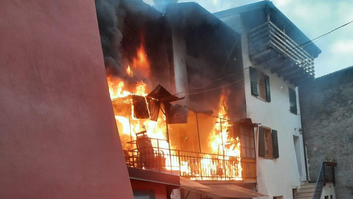 Maxi incendio in pieno centro, fiamme partite dal balcone: un ferito - 