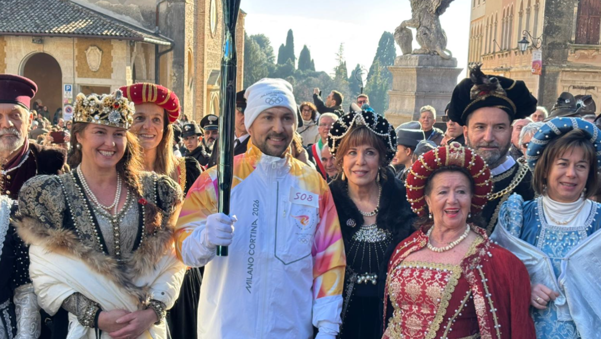 Migliaia di persone ad Asolo per il passaggio della Fiaccola Olimpica - 