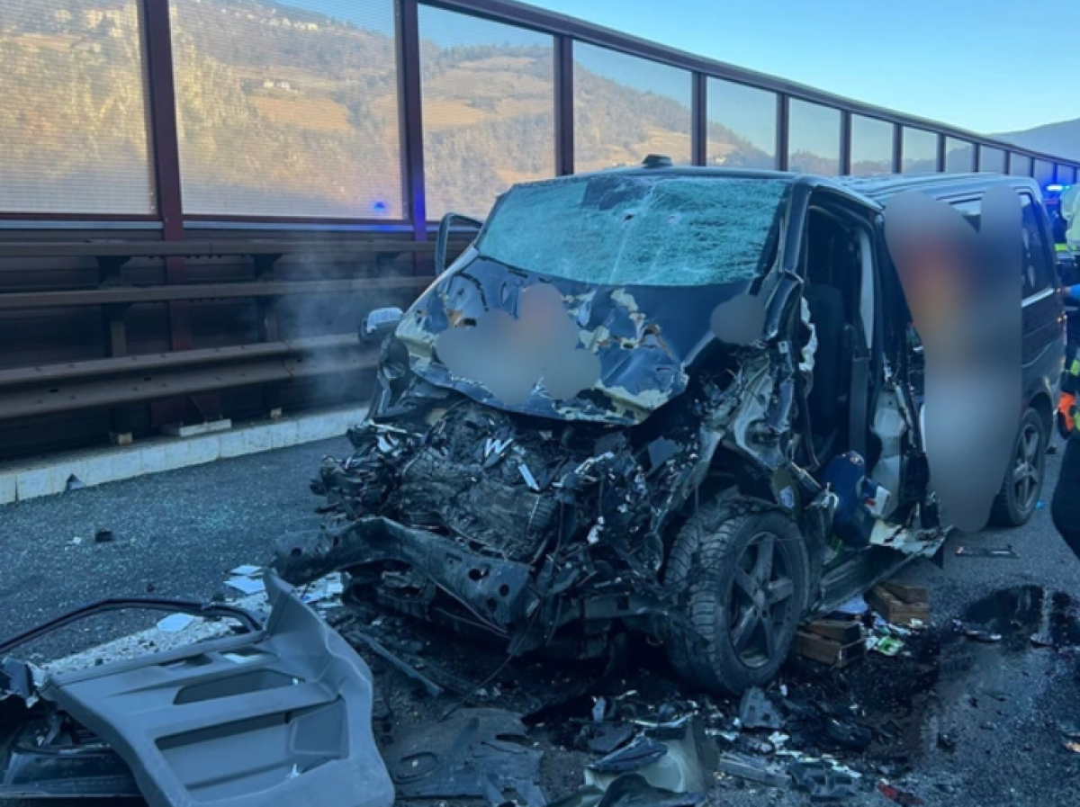 Terribile schianto in autostrada tra camion e furgone: conducente estratto dalle lamiere - Le immagini dei Vigili del fuoco di Chiusa