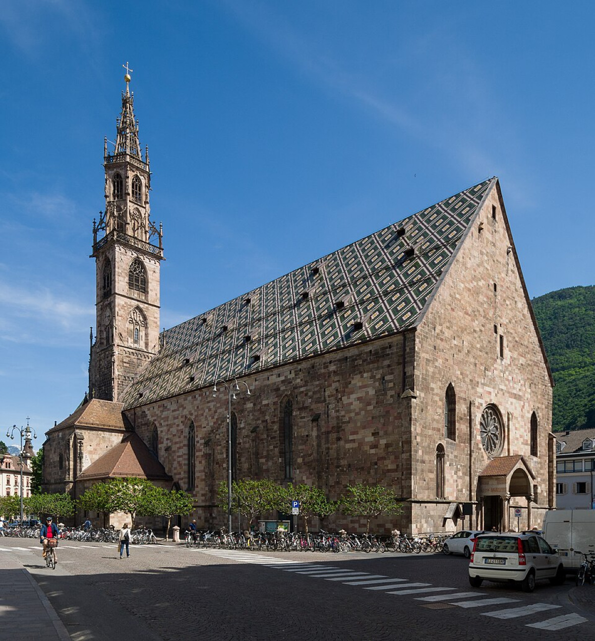 Il Duomo di Bolzano nasconde un confine che divide cuori altoatesini - Foto: Tuxyso/Wikipedia