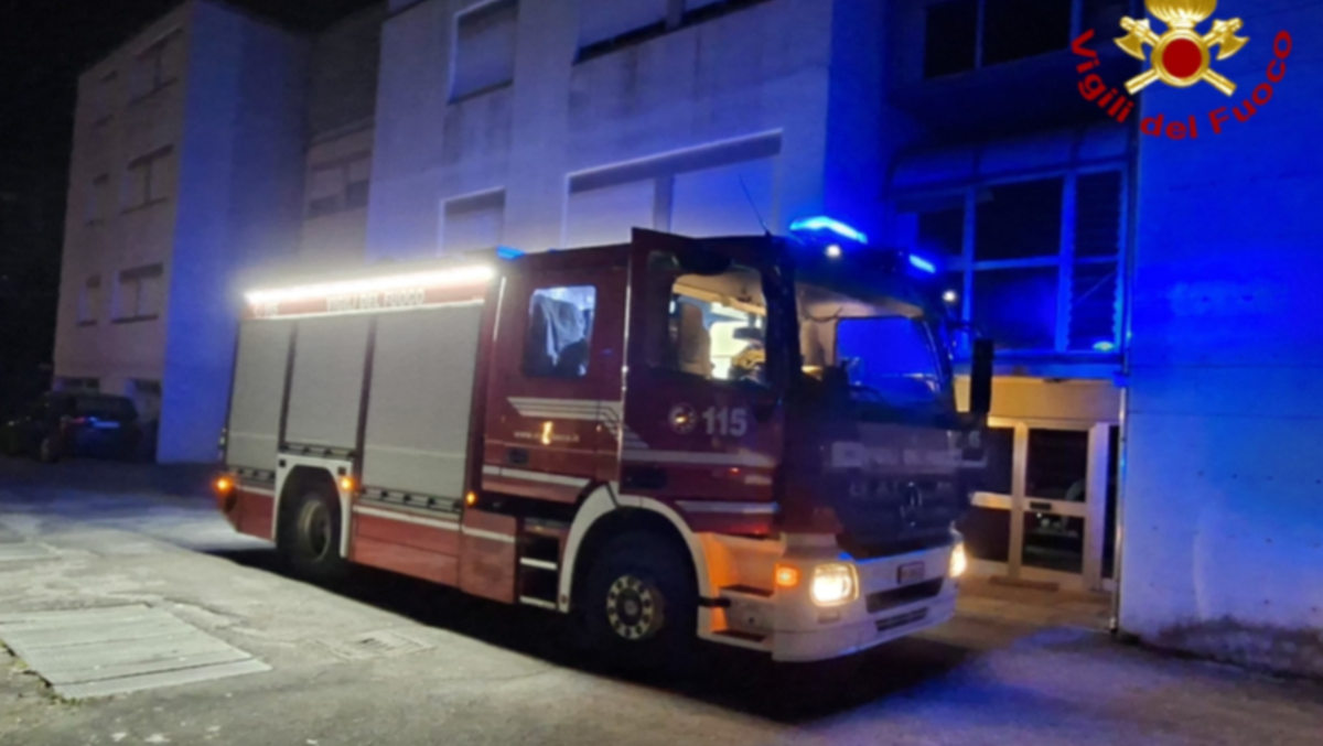 Appartamento va a fuoco: completamente invaso dal fumo, una donna all'interno - I Vigili del fuoco sul posto