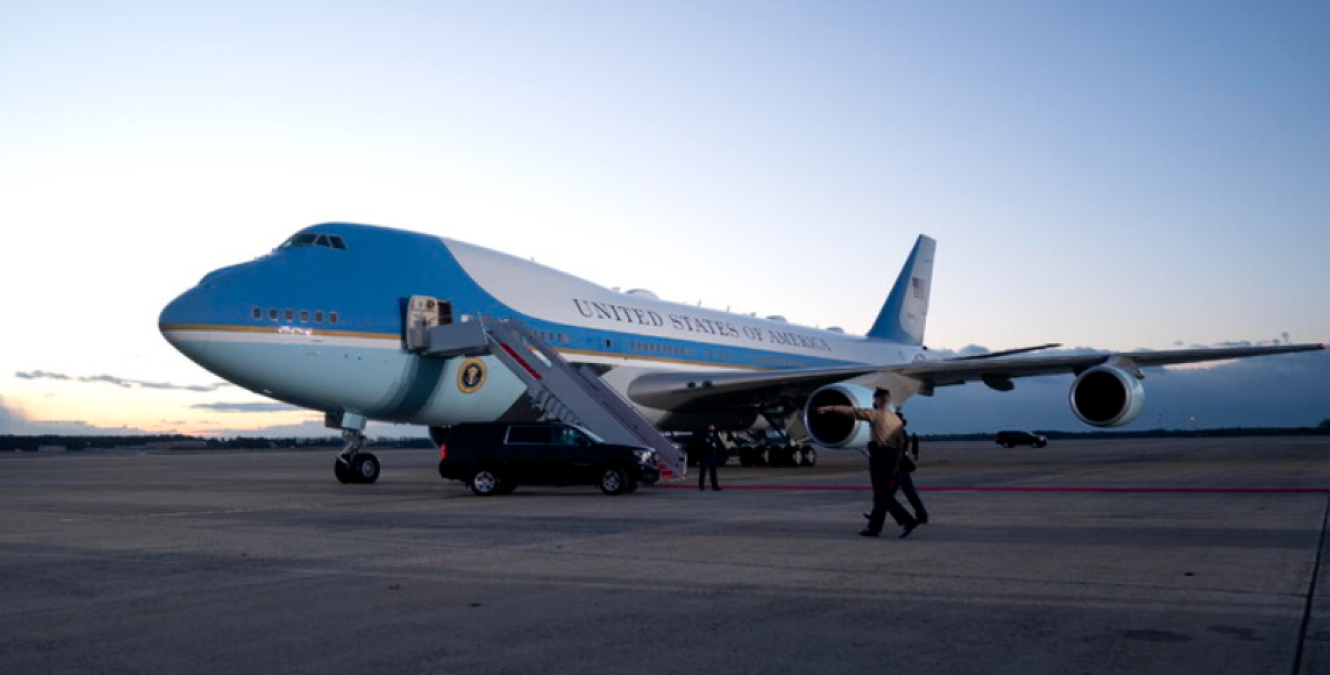 L'aereo di Trump atterra ad Aviano, cosa sta succedendo: «In caso di emergenze e crisi»