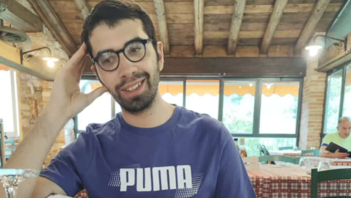 Scomparso un ragazzo di 23 anni, la famiglia: «È uscito per l'università e non è rientrato. Aiutateci» - Erik Tini, 23 anni