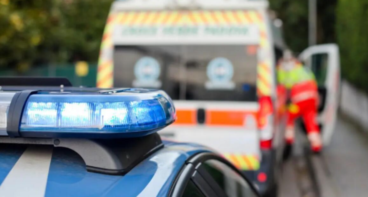 Si accascia sul marciapiede davanti agli studenti che vanno a scuola e muore - 