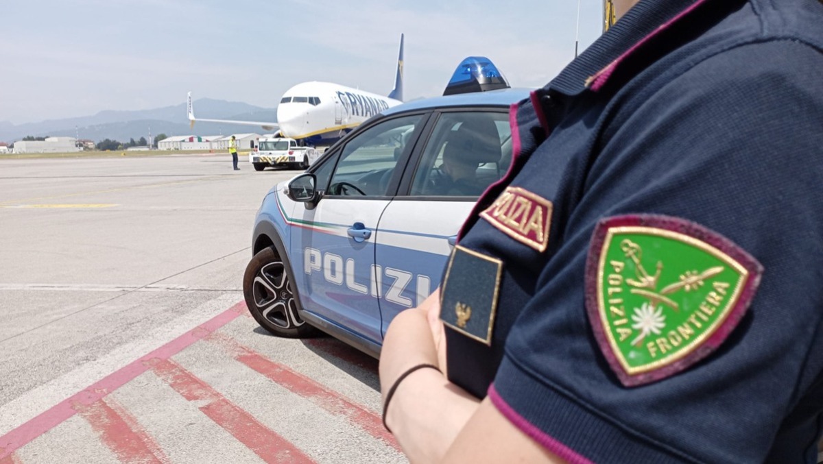 Mille messaggi alla collaboratrice in una notte: licenziato dirigente dell'aeroporto - 