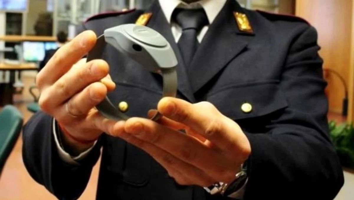 Faceva scaricare il braccialetto elettronico per avvicinarsi all'ex: arrestato - 