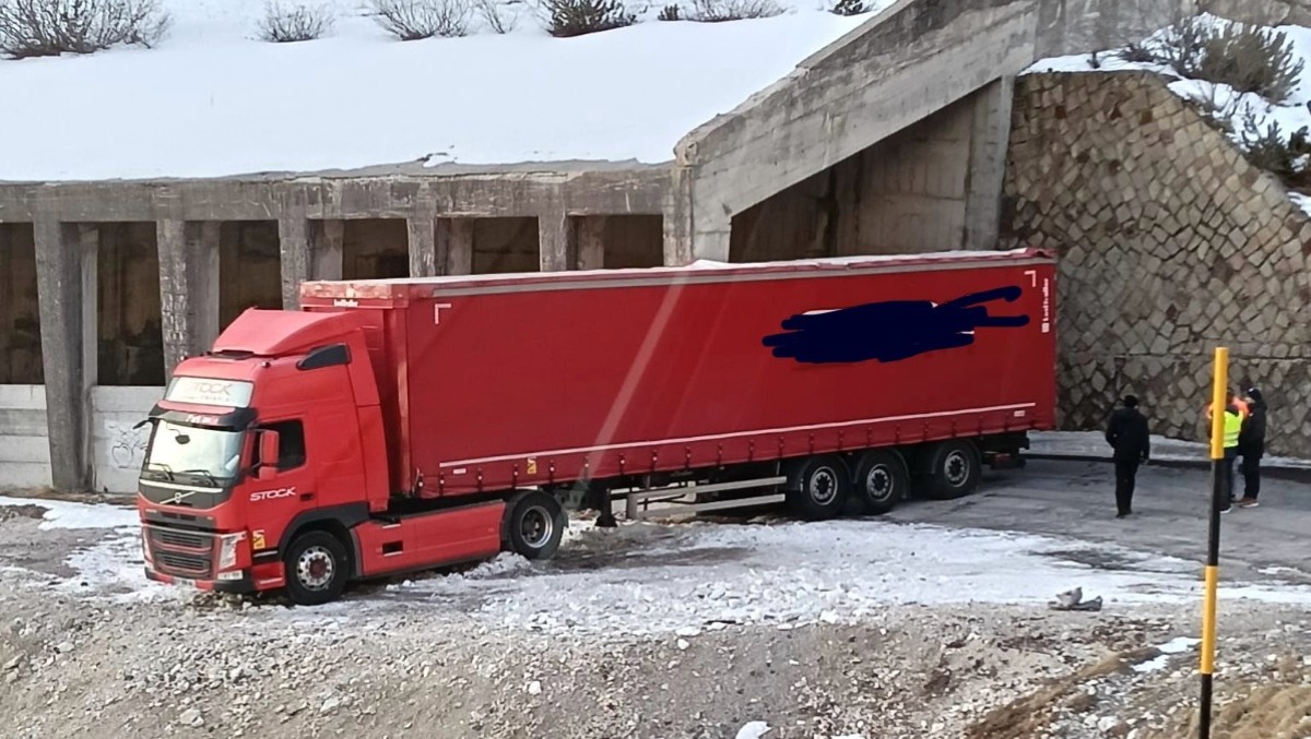 Autoarticolato bloccato sulla strada: traffico in tilt  - 