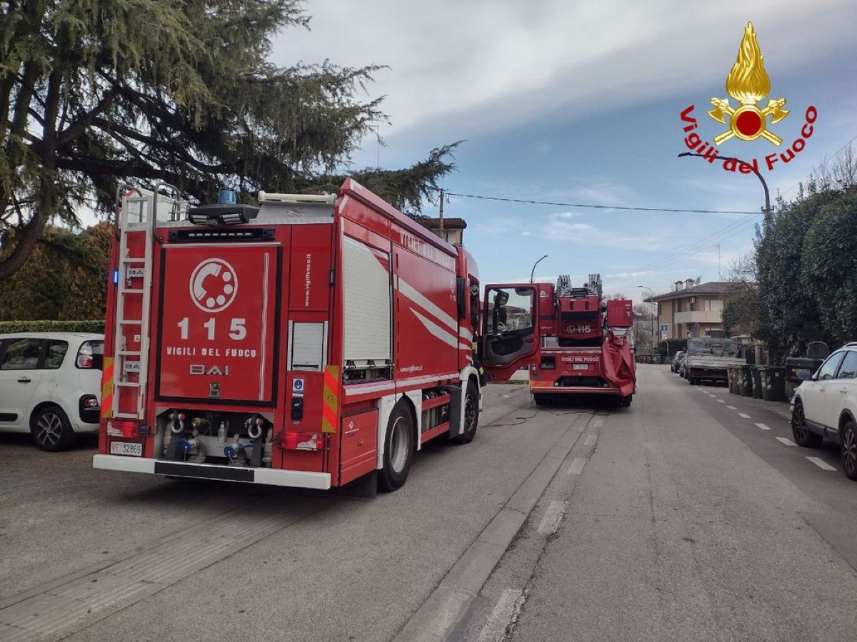 Cucina in fiamme e fumo ovunque: palazzina evacuata e due persone soccorse - 