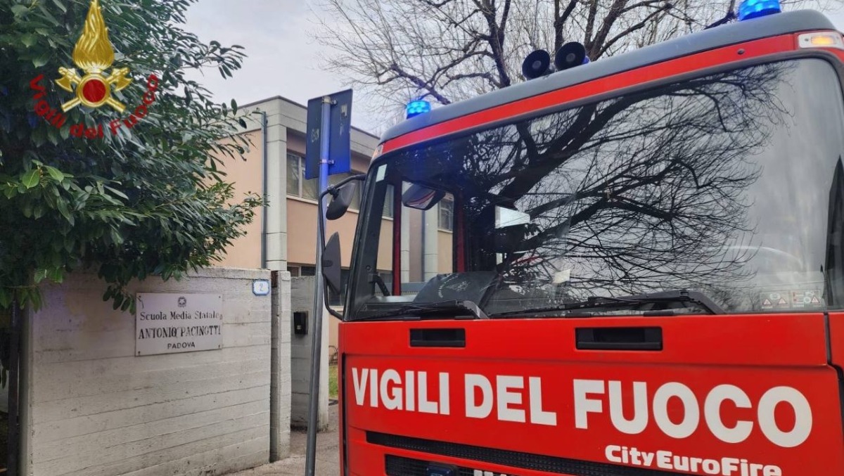 Evacuata una scuola per sospetta sostanza urticante